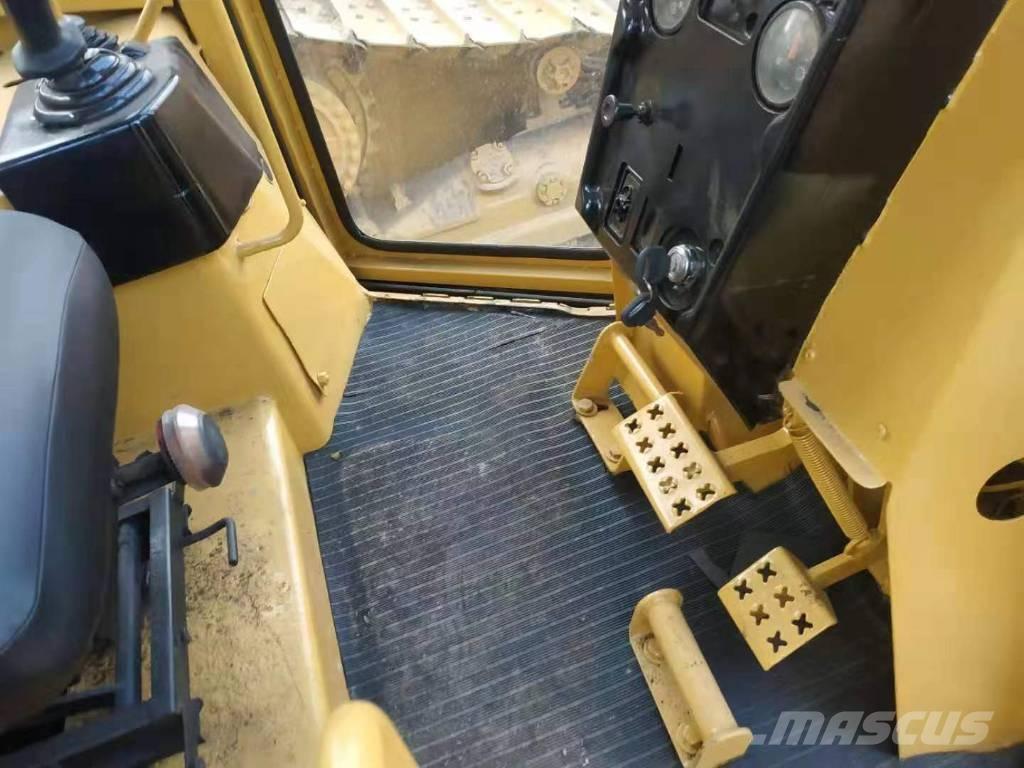 CAT D5M Kāpurķēžu buldozeri