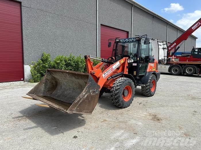 Kubota R065 Iekrāvēji uz riteņiem