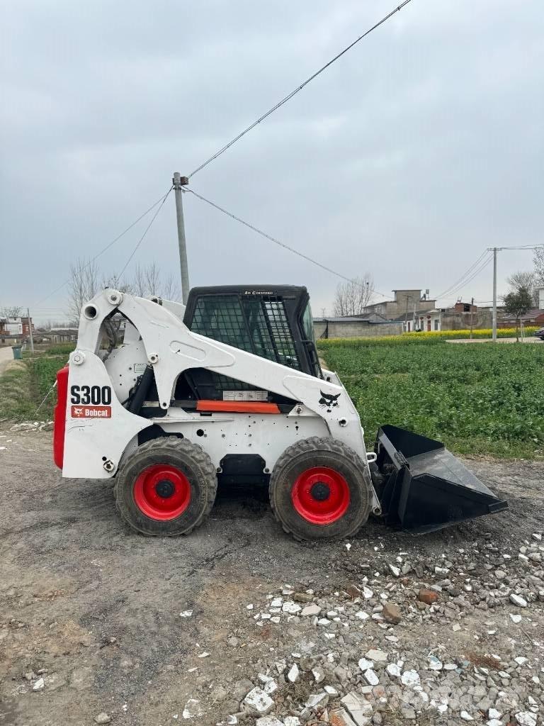 Bobcat S 300 Lietoti riteņu kompaktiekrāvēji