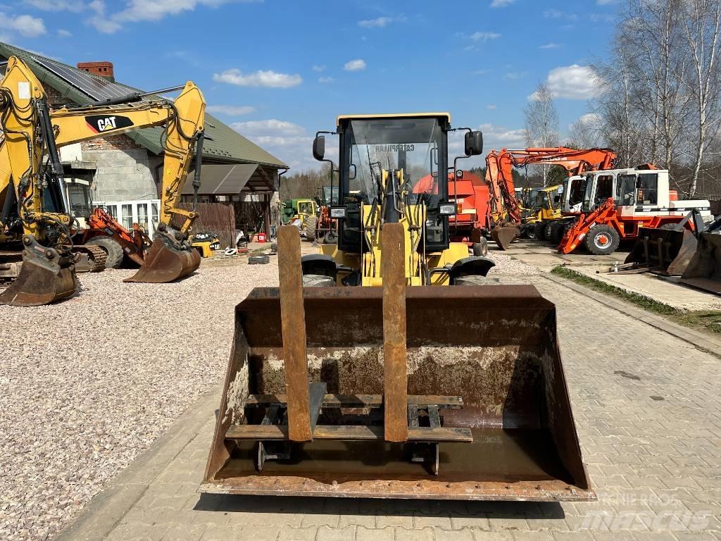 CAT 908 Iekrāvēji uz riteņiem