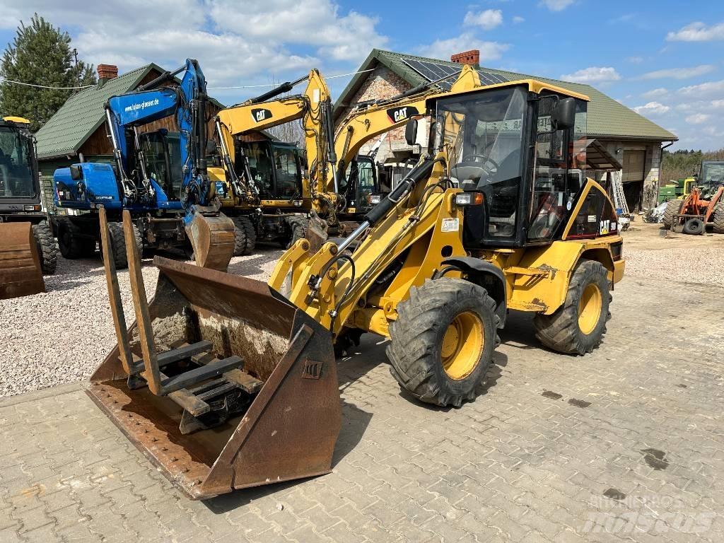 CAT 908 Iekrāvēji uz riteņiem