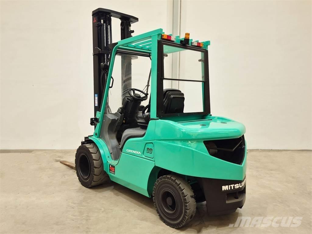 Mitsubishi FD30NTD Tehnika ar dīzeļa dzinēju
