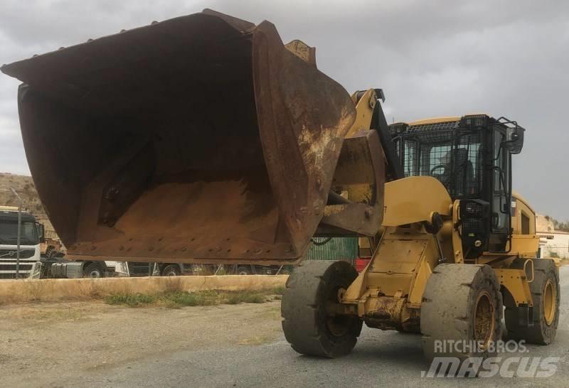 CAT 926M Iekrāvēji uz riteņiem