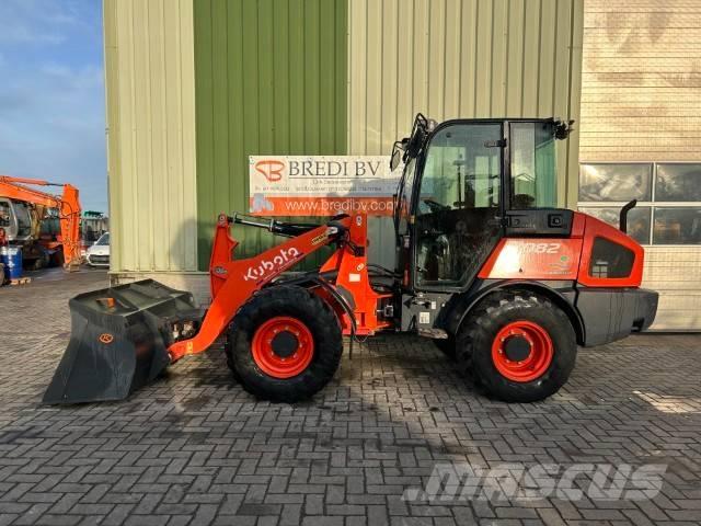 Kubota R 082 Iekrāvēji uz riteņiem