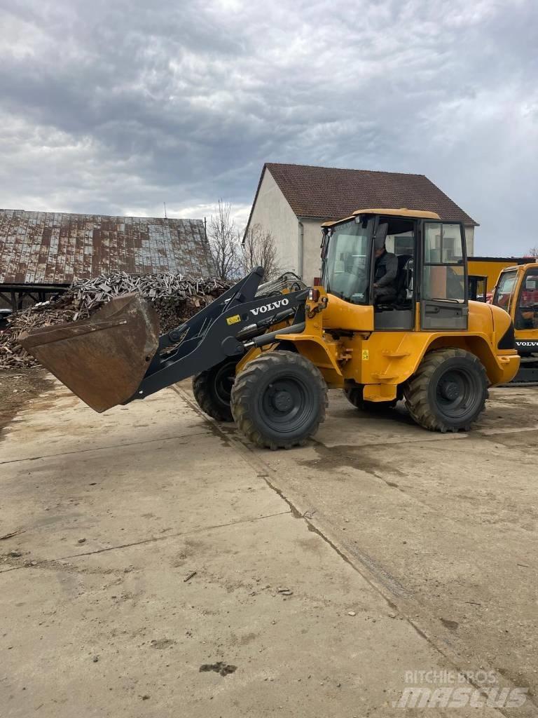 Volvo L 40 B Iekrāvēji uz riteņiem