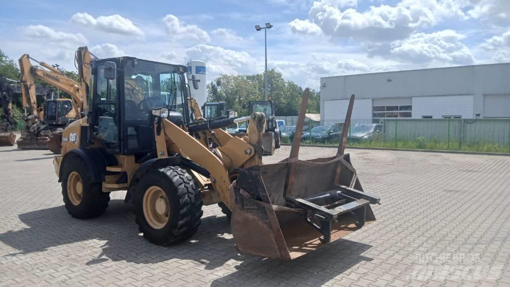 CAT 908 M Iekrāvēji uz riteņiem