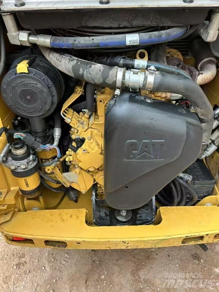 CAT 226 B 3 Lietoti riteņu kompaktiekrāvēji