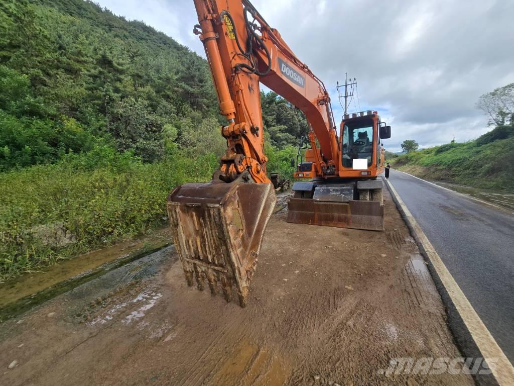 Doosan DX 210 W Ekskavatori uz riteņiem