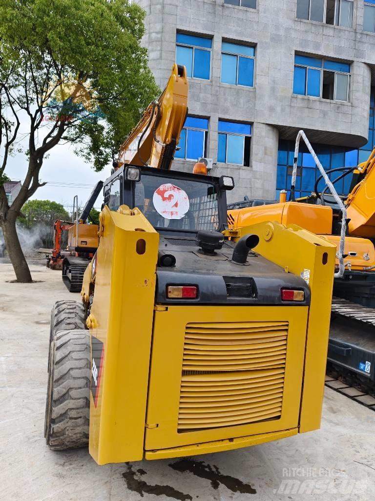 CAT 226 C Lietoti riteņu kompaktiekrāvēji