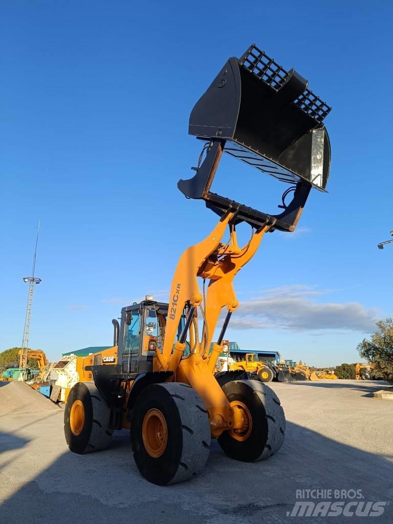 CASE 821C XR Iekrāvēji uz riteņiem