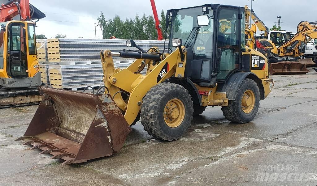 CAT 906M Iekrāvēji uz riteņiem