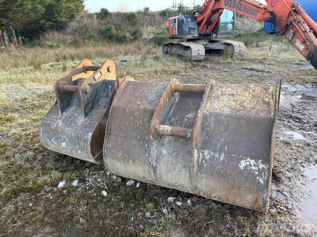 Hitachi ZX225USRLC-3 Kāpurķēžu ekskavatori