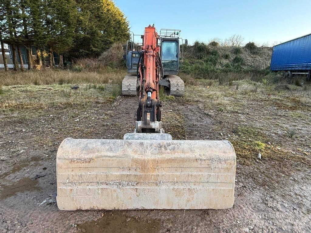 Hitachi ZX225USRLC-3 Kāpurķēžu ekskavatori