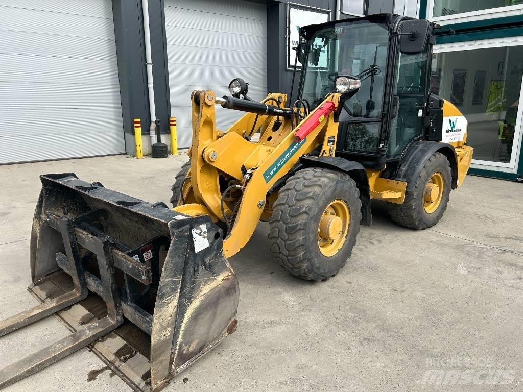 CAT 906 Lietoti riteņu kompaktiekrāvēji