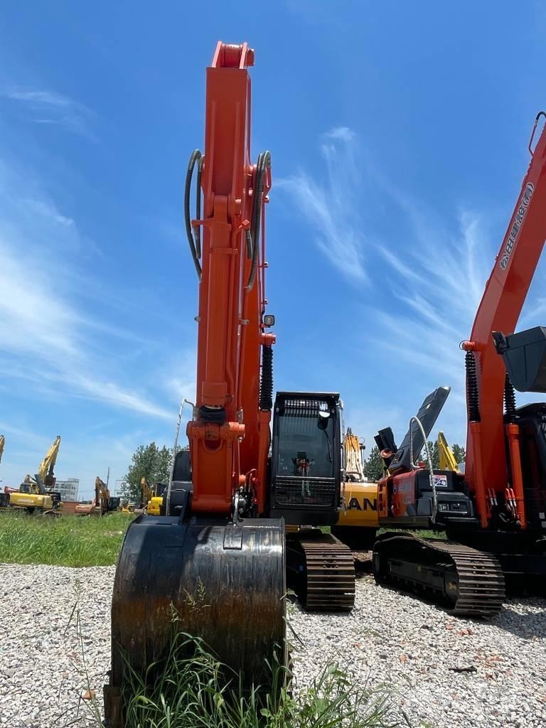 Hitachi ZX 200 Kāpurķēžu ekskavatori