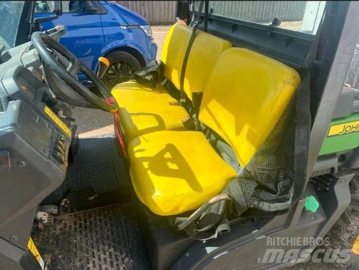 John Deere XUV865M Visurgājēji