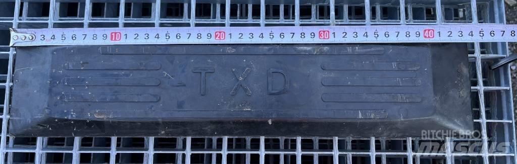  TXD 450A Sliedes, ķēdes un šasija