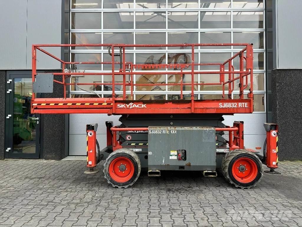 SkyJack SJ6832 RTE Šķerveida pacēlāji