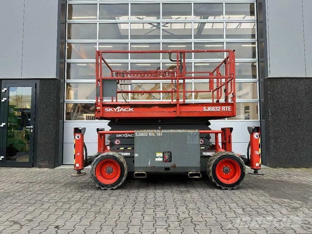 SkyJack SJ6832 RTE Šķerveida pacēlāji