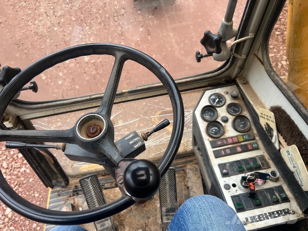 Liebherr 902 Ekskavatori uz riteņiem