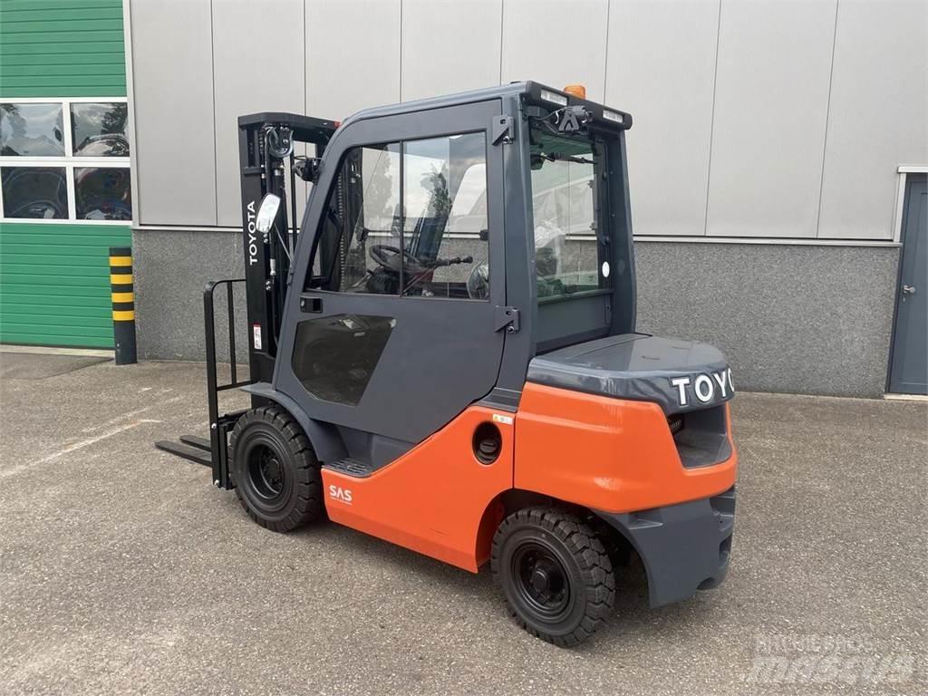 Toyota 52-8FDF25 Tehnika ar dīzeļa dzinēju