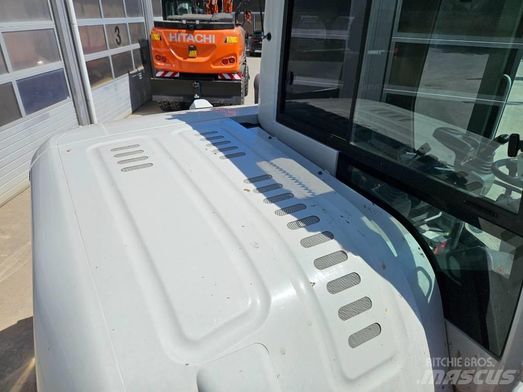 Takeuchi TB295W Ekskavatori uz riteņiem
