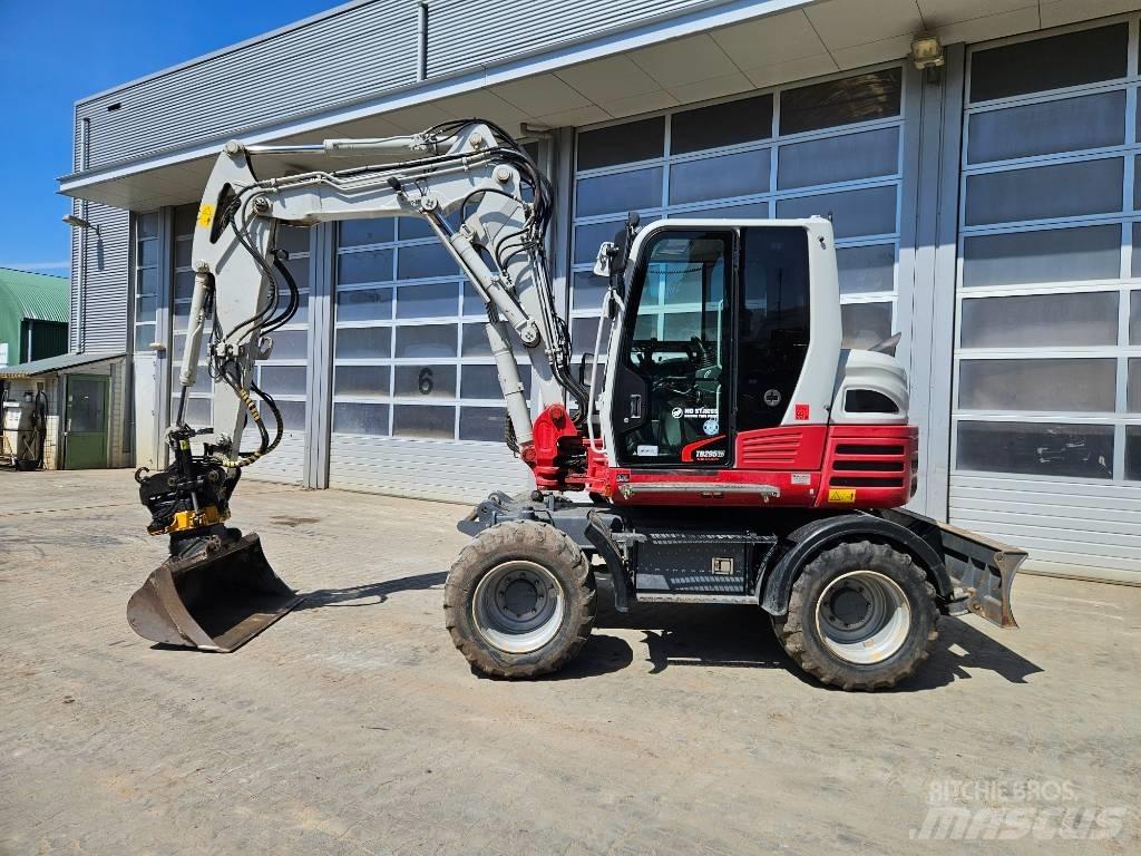 Takeuchi TB295W Ekskavatori uz riteņiem