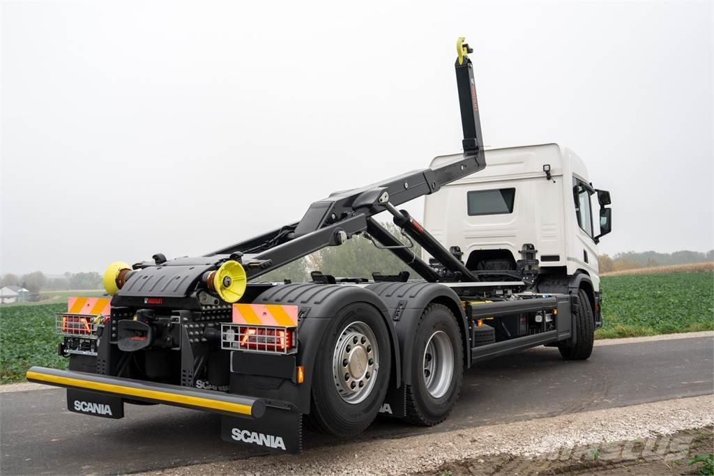 Scania P420 6X2 Treileri ar āķi