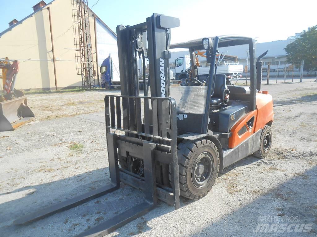 Doosan D50SC-09 Tehnika ar dīzeļa dzinēju