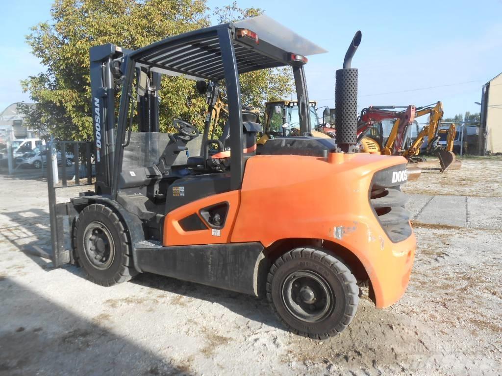 Doosan D50SC-09 Tehnika ar dīzeļa dzinēju