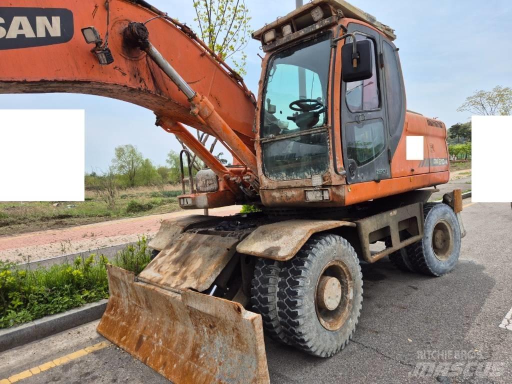 Doosan DX210WA Ekskavatori uz riteņiem