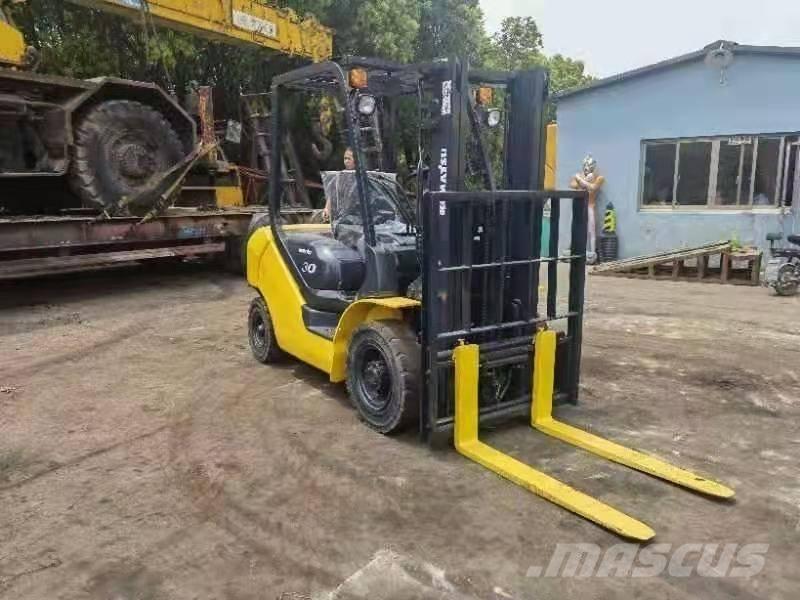 Komatsu 3Ton Tehnika ar dīzeļa dzinēju