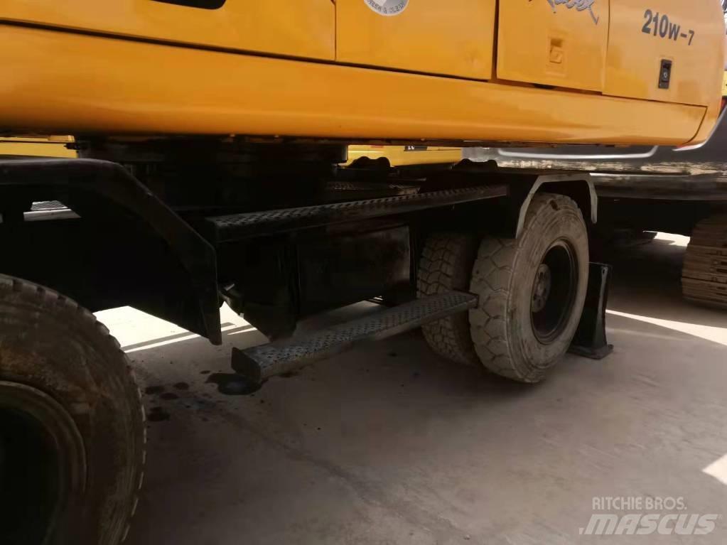 Hyundai 210-7 Ekskavatori uz riteņiem