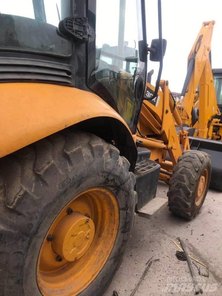 JCB 3cx Ekskavatori-iekrāvēji