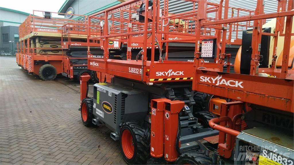 SkyJack 6832RT Šķerveida pacēlāji