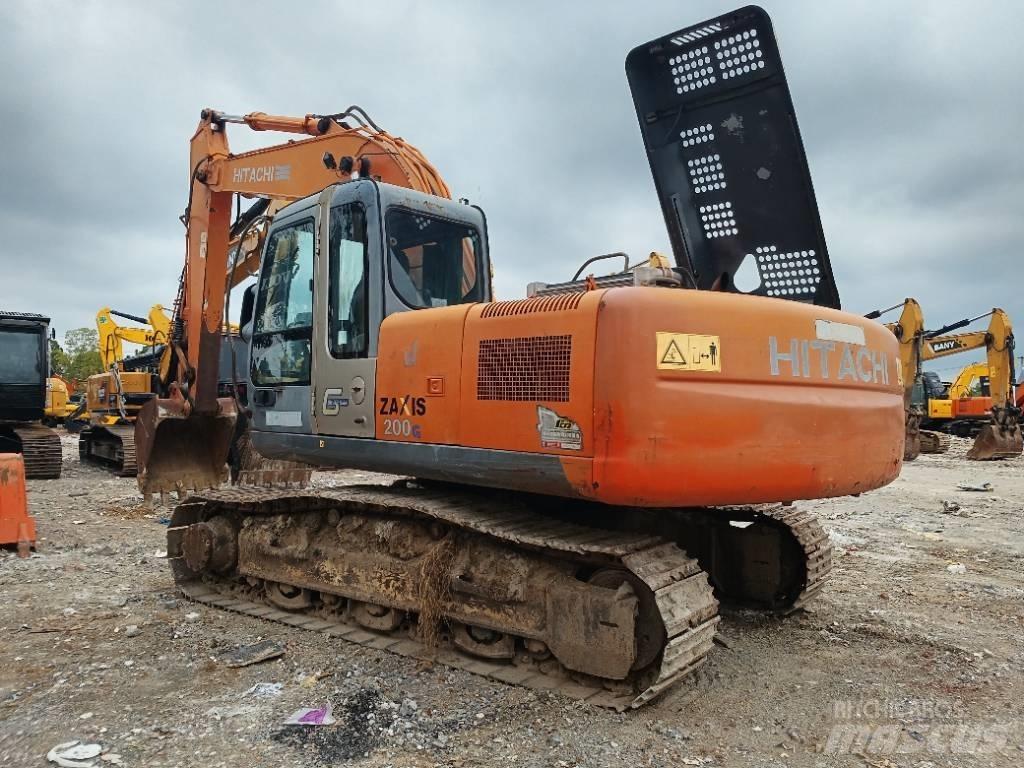 Hitachi ZX 200 Kāpurķēžu ekskavatori