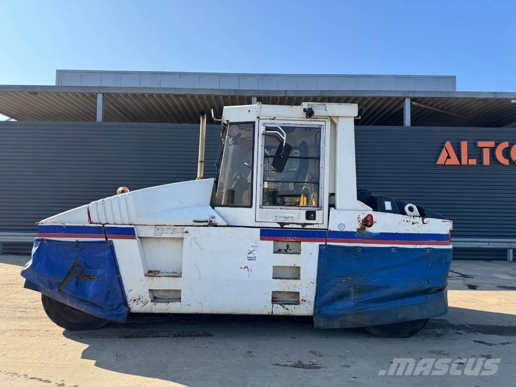 CAT RS-300B Pneimatiskie veltņi