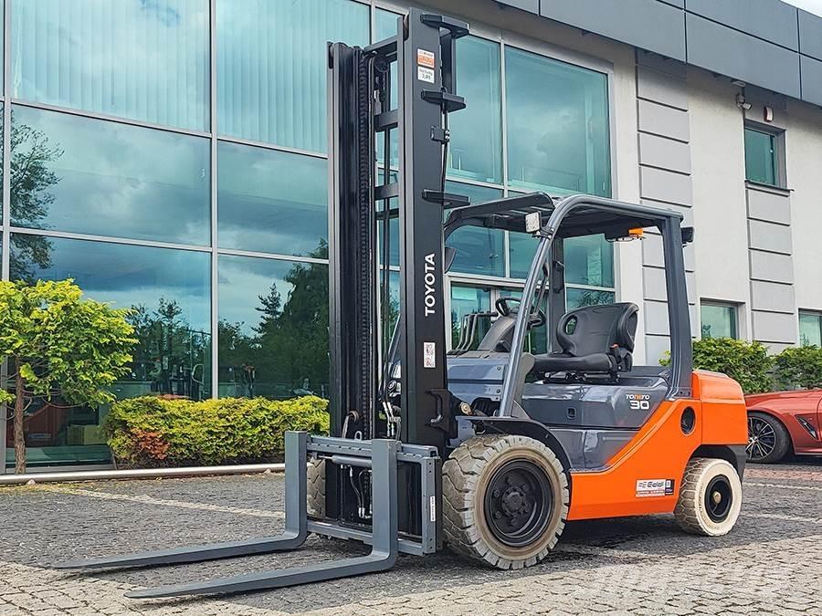 Toyota 02-8FDF30 Tehnika ar dīzeļa dzinēju