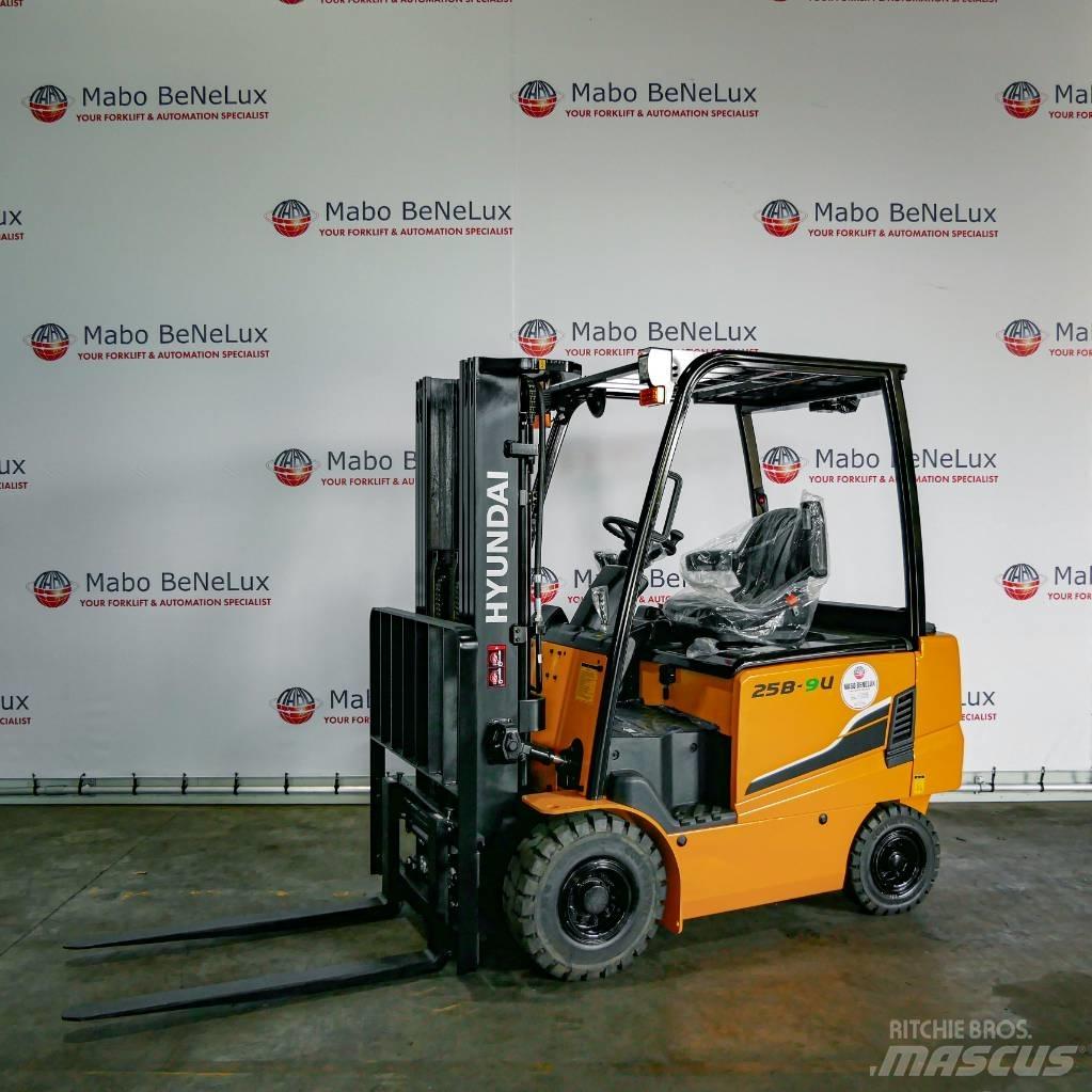 Hyundai 25B-9U Tehnika ar dīzeļa dzinēju
