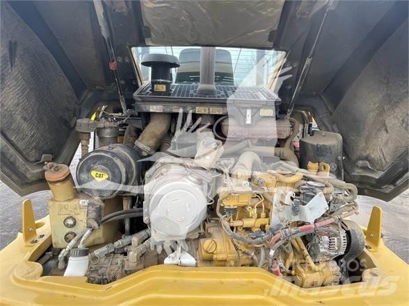 CAT 906M Iekrāvēji uz riteņiem
