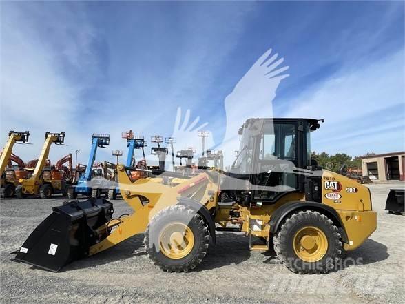 CAT 908 Iekrāvēji uz riteņiem