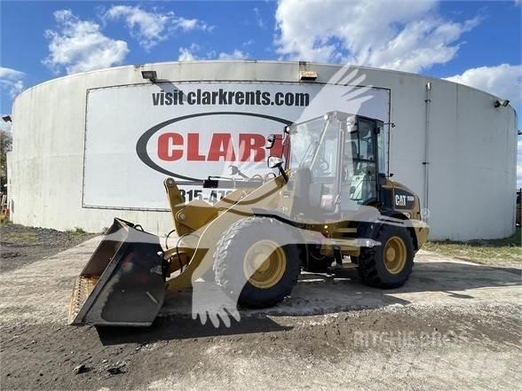 CAT 908M Iekrāvēji uz riteņiem