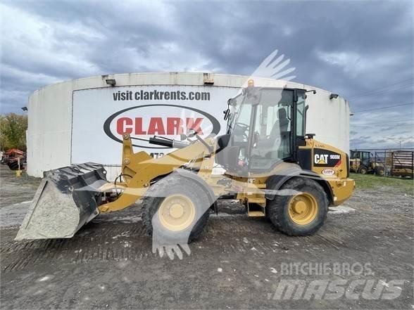 CAT 908M Iekrāvēji uz riteņiem