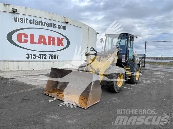 CAT 908M Iekrāvēji uz riteņiem