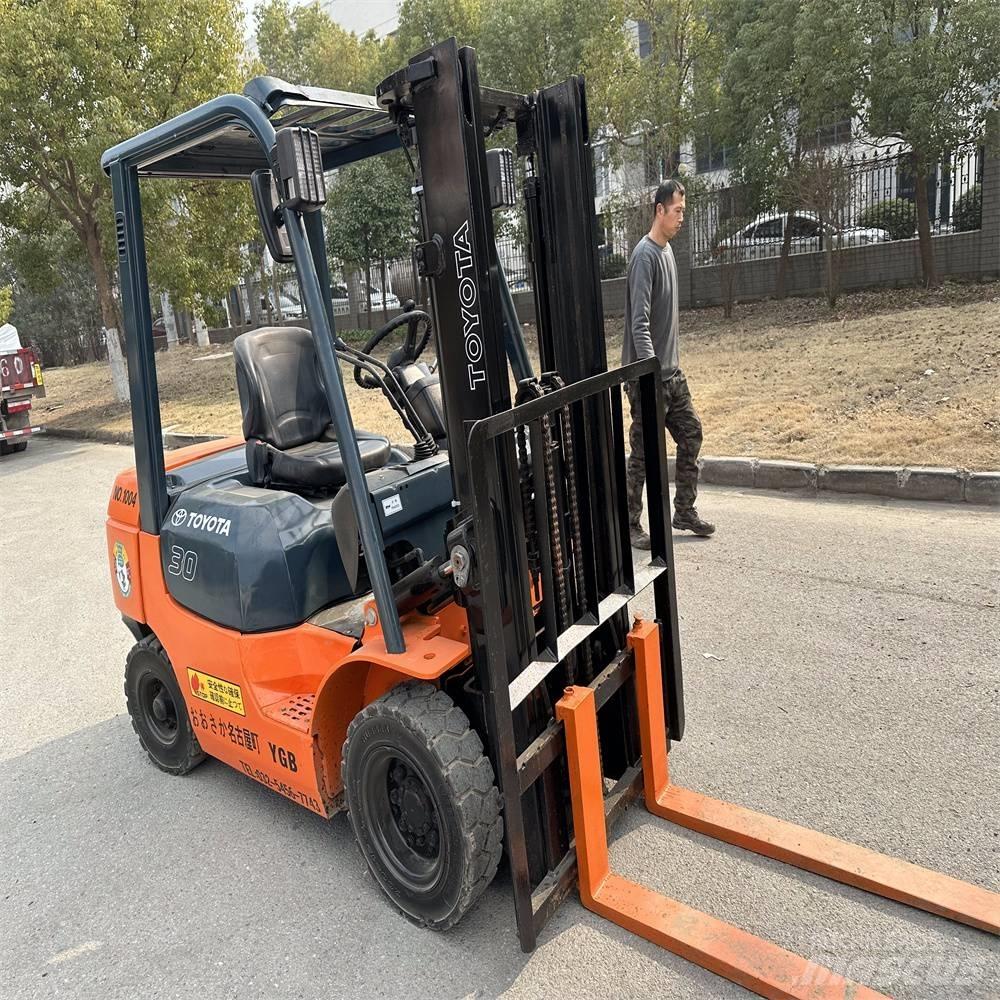 Toyota 02-7 FD F 30 Tehnika ar dīzeļa dzinēju