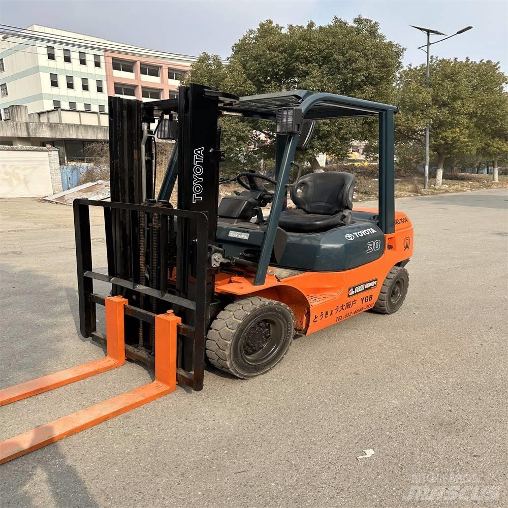 Toyota 02-7 FD F 30 Tehnika ar dīzeļa dzinēju