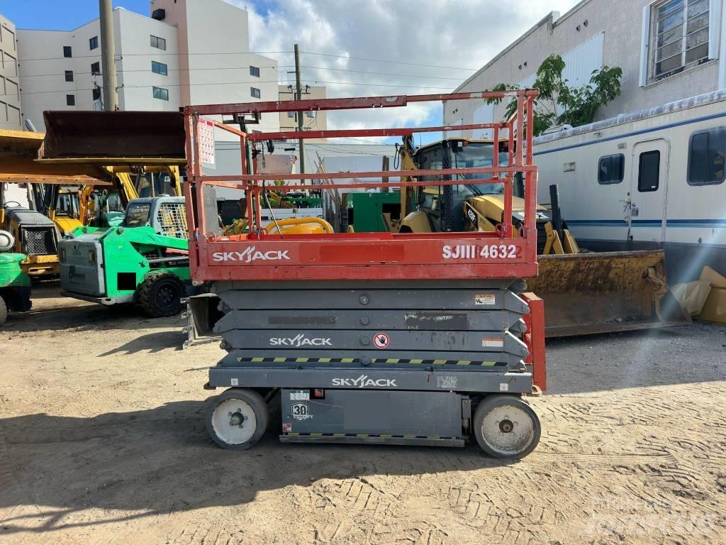 JLG 32 Lift Šķerveida pacēlāji