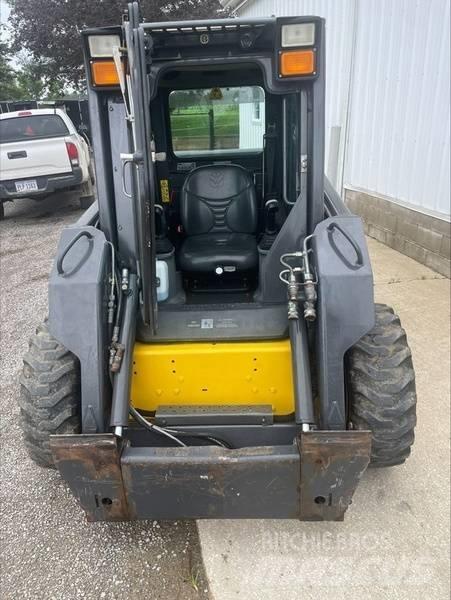 New Holland L 170 Lietoti riteņu kompaktiekrāvēji