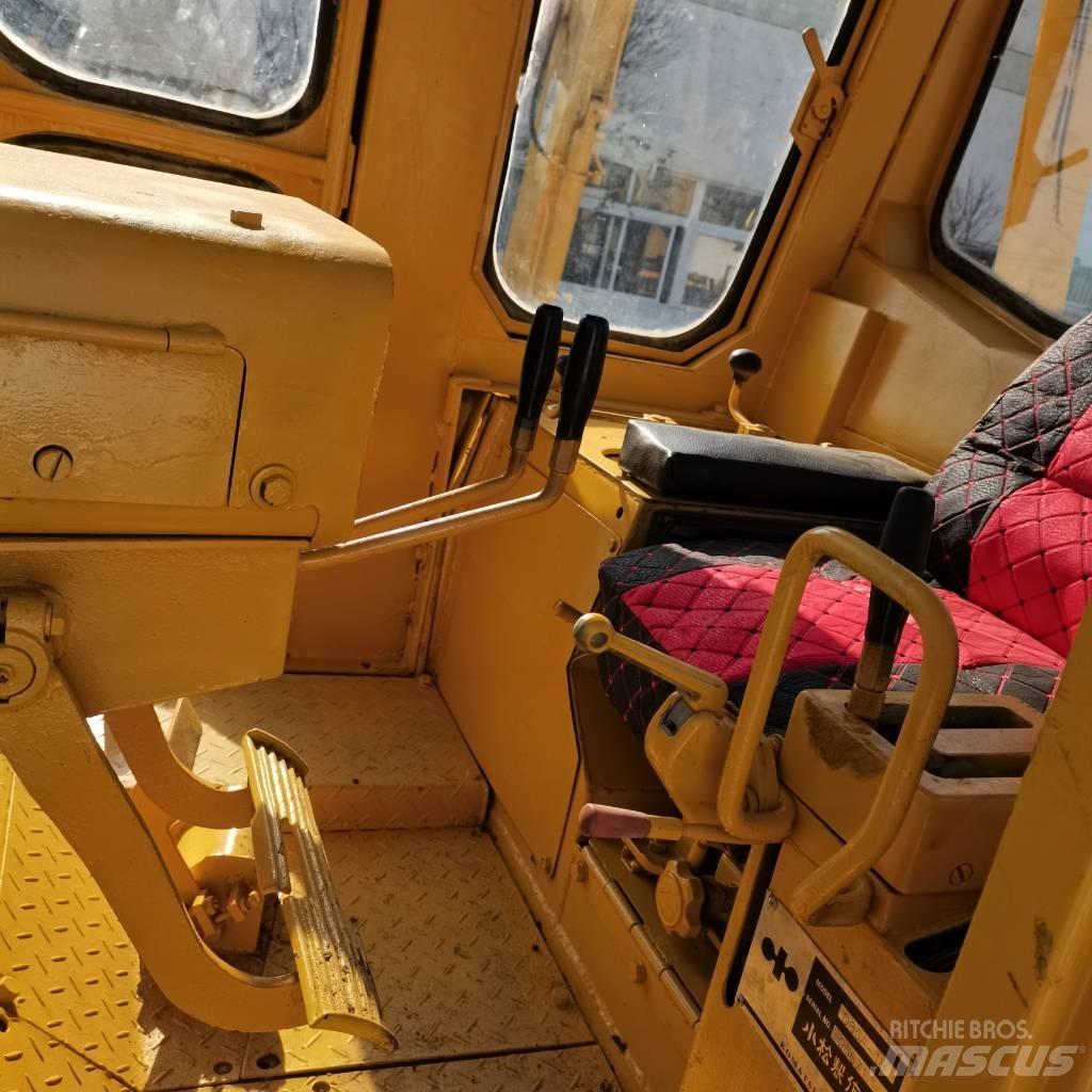 Komatsu D 85 Kāpurķēžu buldozeri