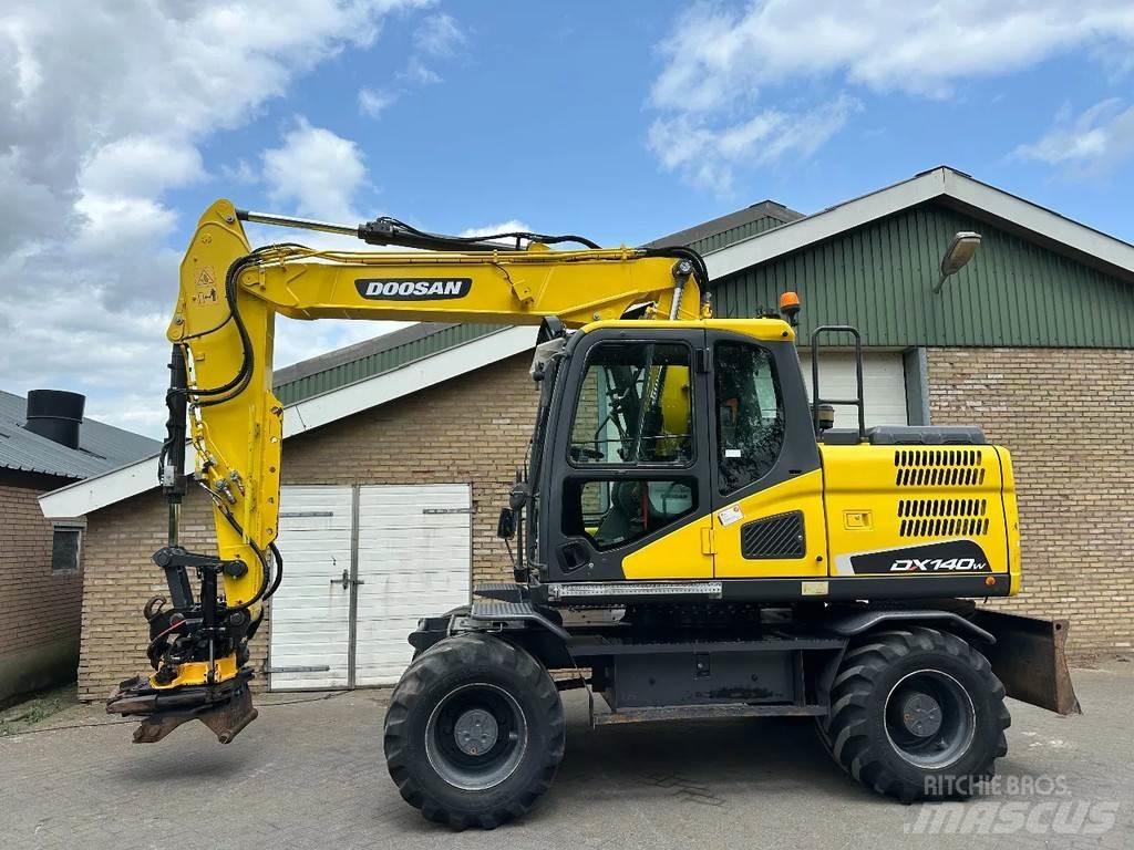 Doosan DX140W-5 Ekskavatori uz riteņiem